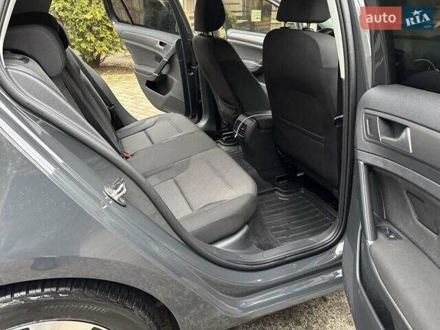 Серый Фольксваген e-Golf, объемом двигателя 0 л и пробегом 40 тыс. км за 15300 $, фото 17 на Automoto.ua