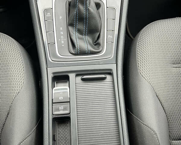 Серый Фольксваген e-Golf, объемом двигателя 0 л и пробегом 45 тыс. км за 14800 $, фото 29 на Automoto.ua