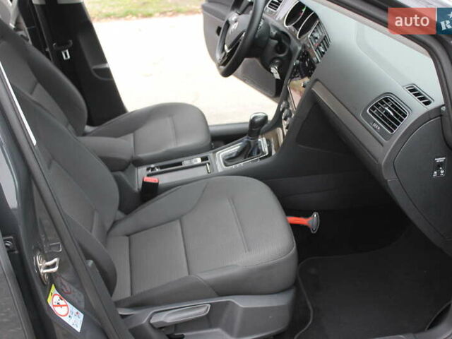 Серый Фольксваген e-Golf, объемом двигателя 0 л и пробегом 65 тыс. км за 13999 $, фото 29 на Automoto.ua