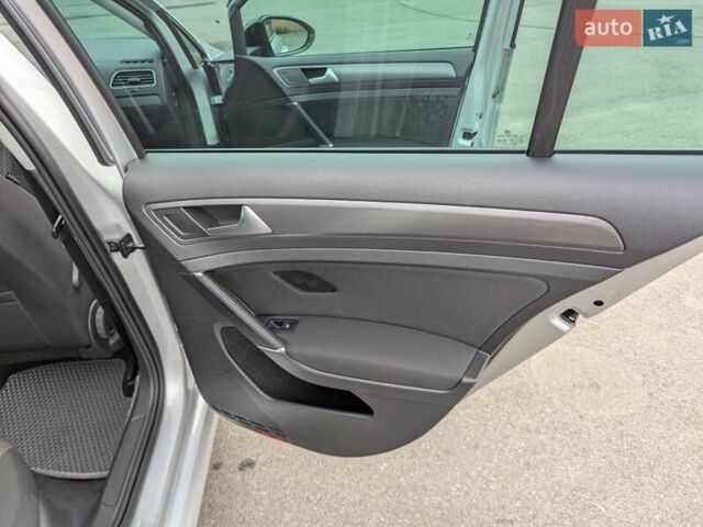 Серый Фольксваген e-Golf, объемом двигателя 0 л и пробегом 29 тыс. км за 14800 $, фото 34 на Automoto.ua