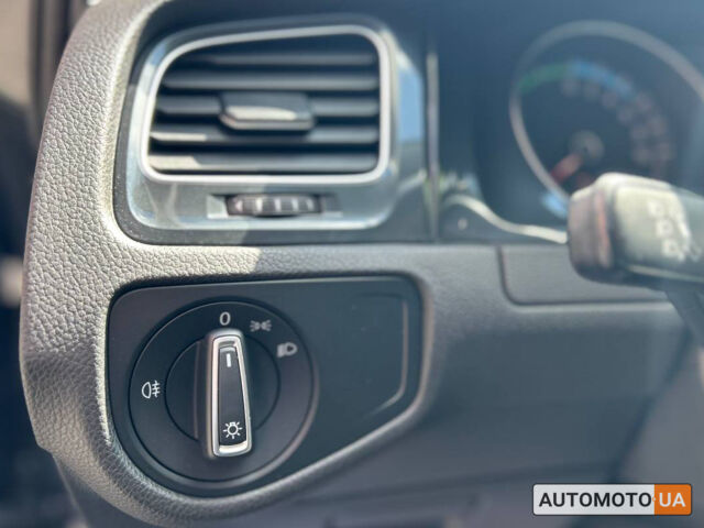 Серый Фольксваген e-Golf, объемом двигателя 36 л и пробегом 80 тыс. км за 15600 $, фото 8 на Automoto.ua