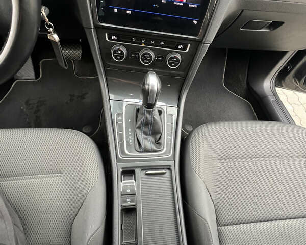 Серый Фольксваген e-Golf, объемом двигателя 0 л и пробегом 45 тыс. км за 14800 $, фото 37 на Automoto.ua