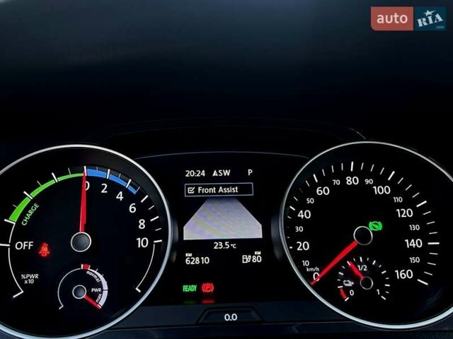 Серый Фольксваген e-Golf, объемом двигателя 0 л и пробегом 62 тыс. км за 14300 $, фото 43 на Automoto.ua