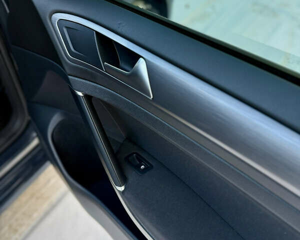 Серый Фольксваген e-Golf, объемом двигателя 0 л и пробегом 49 тыс. км за 14500 $, фото 23 на Automoto.ua