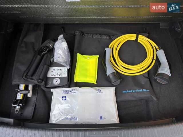 Серый Фольксваген e-Golf, объемом двигателя 0 л и пробегом 60 тыс. км за 16900 $, фото 72 на Automoto.ua