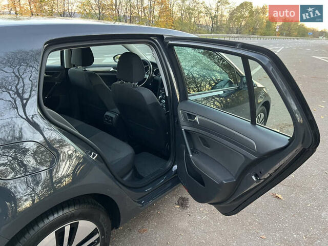 Серый Фольксваген e-Golf, объемом двигателя 0 л и пробегом 69 тыс. км за 12950 $, фото 33 на Automoto.ua