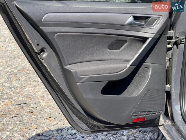 Серый Фольксваген e-Golf, объемом двигателя 0 л и пробегом 60 тыс. км за 14890 $, фото 22 на Automoto.ua