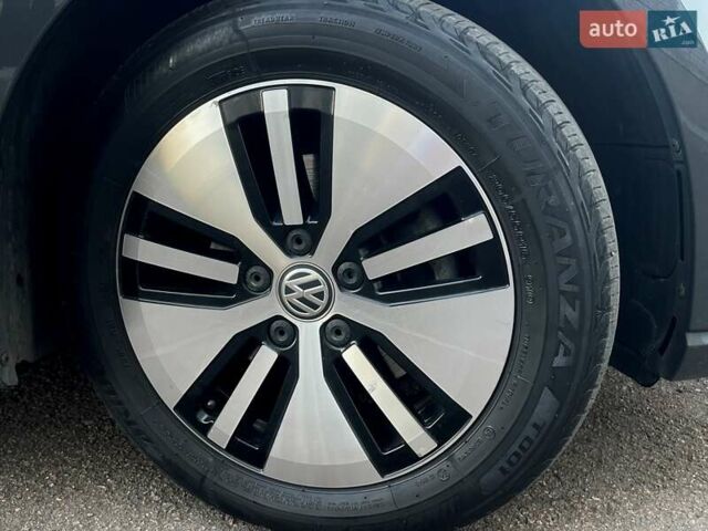 Серый Фольксваген e-Golf, объемом двигателя 0 л и пробегом 62 тыс. км за 14300 $, фото 14 на Automoto.ua