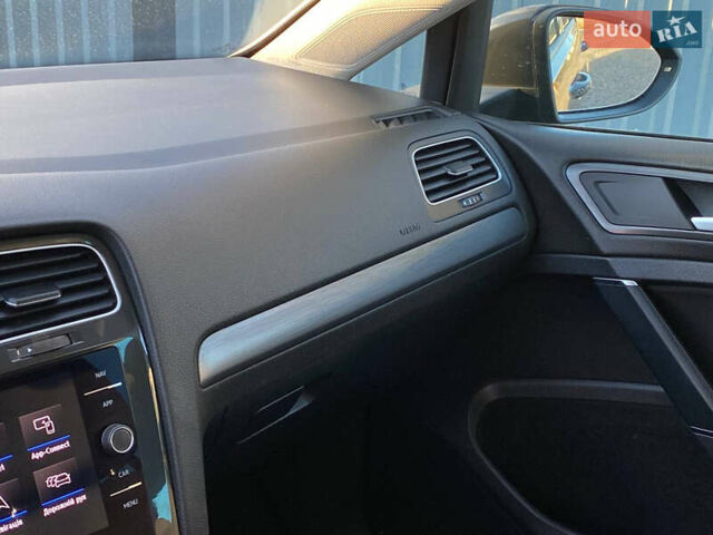 Серый Фольксваген e-Golf, объемом двигателя 0 л и пробегом 157 тыс. км за 12499 $, фото 59 на Automoto.ua