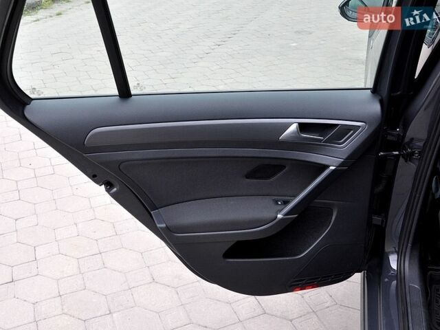 Серый Фольксваген e-Golf, объемом двигателя 0 л и пробегом 68 тыс. км за 14999 $, фото 19 на Automoto.ua
