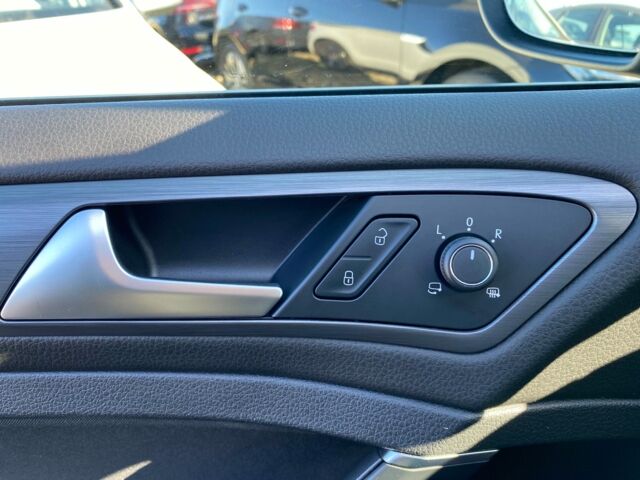 Серый Фольксваген e-Golf, объемом двигателя 0 л и пробегом 35 тыс. км за 19200 $, фото 42 на Automoto.ua