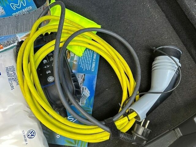 Серый Фольксваген e-Golf, объемом двигателя 0 л и пробегом 43 тыс. км за 14900 $, фото 28 на Automoto.ua