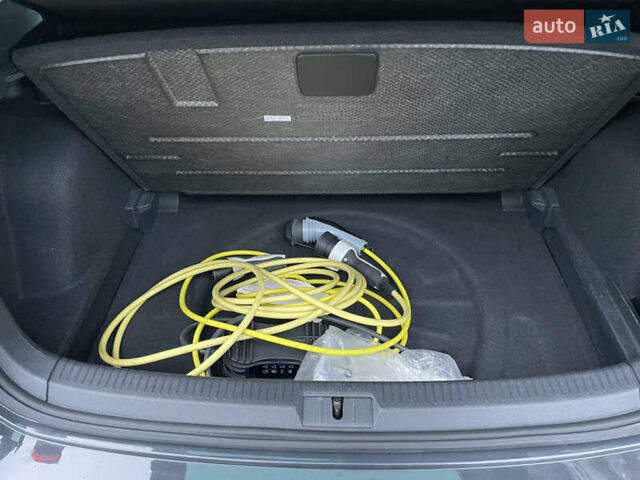 Серый Фольксваген e-Golf, объемом двигателя 0 л и пробегом 91 тыс. км за 13500 $, фото 21 на Automoto.ua