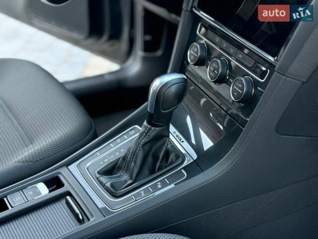 Серый Фольксваген e-Golf, объемом двигателя 0 л и пробегом 74 тыс. км за 12200 $, фото 38 на Automoto.ua