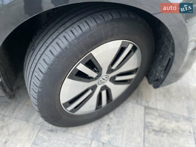 Серый Фольксваген e-Golf, объемом двигателя 0 л и пробегом 91 тыс. км за 13500 $, фото 12 на Automoto.ua