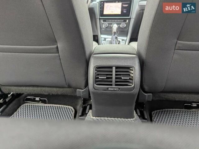 Серый Фольксваген e-Golf, объемом двигателя 0 л и пробегом 29 тыс. км за 14800 $, фото 40 на Automoto.ua