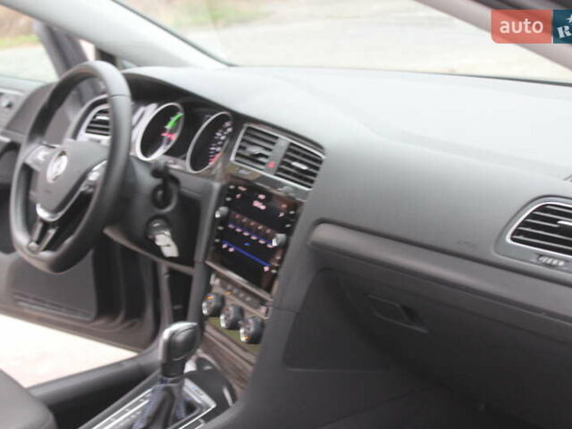 Серый Фольксваген e-Golf, объемом двигателя 0 л и пробегом 65 тыс. км за 13999 $, фото 28 на Automoto.ua