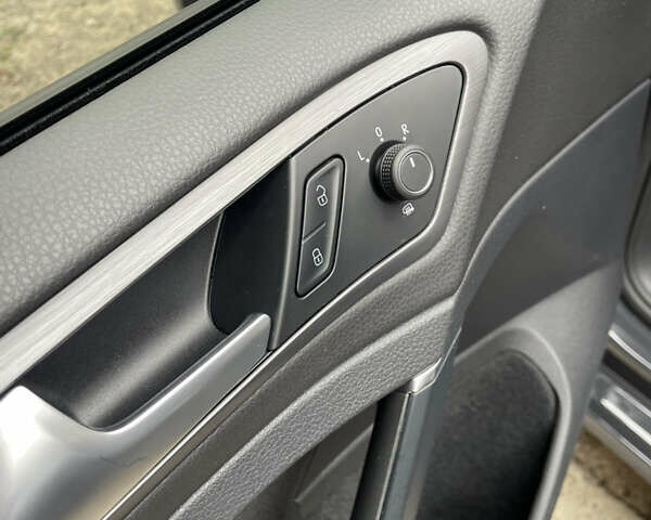 Сірий Фольксваген e-Golf, об'ємом двигуна 0 л та пробігом 40 тис. км за 16500 $, фото 19 на Automoto.ua