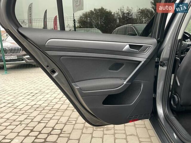 Серый Фольксваген e-Golf, объемом двигателя 0 л и пробегом 108 тыс. км за 13499 $, фото 25 на Automoto.ua