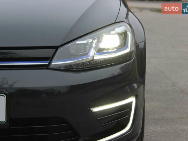 Серый Фольксваген e-Golf, объемом двигателя 0 л и пробегом 65 тыс. км за 13999 $, фото 15 на Automoto.ua