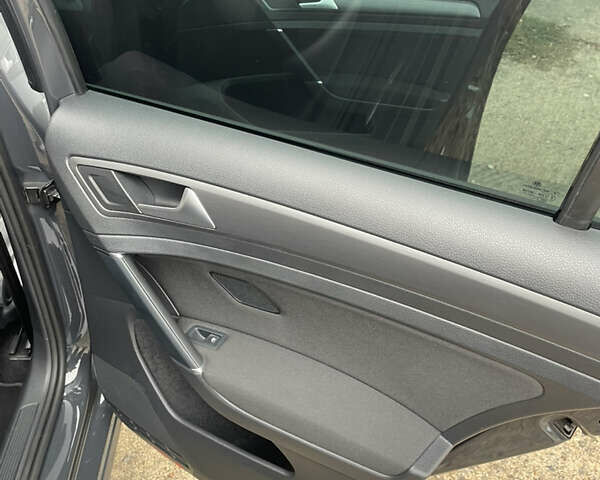 Сірий Фольксваген e-Golf, об'ємом двигуна 0 л та пробігом 40 тис. км за 16500 $, фото 26 на Automoto.ua