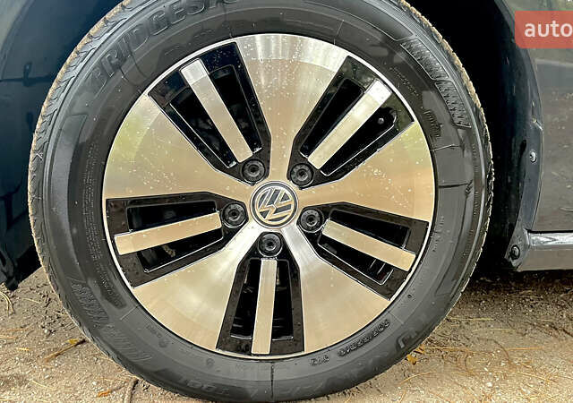 Серый Фольксваген e-Golf, объемом двигателя 0 л и пробегом 59 тыс. км за 15400 $, фото 7 на Automoto.ua