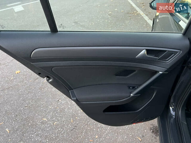 Серый Фольксваген e-Golf, объемом двигателя 0 л и пробегом 69 тыс. км за 12950 $, фото 28 на Automoto.ua