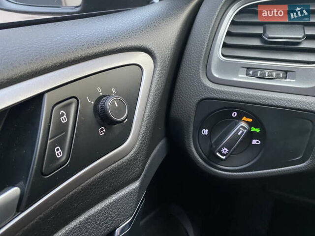 Синий Фольксваген e-Golf, объемом двигателя 0 л и пробегом 124 тыс. км за 8900 $, фото 28 на Automoto.ua