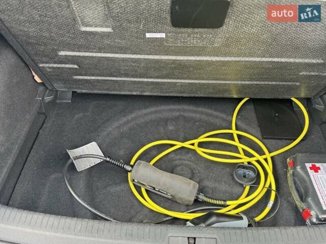 Синий Фольксваген e-Golf, объемом двигателя 0 л и пробегом 118 тыс. км за 10600 $, фото 13 на Automoto.ua