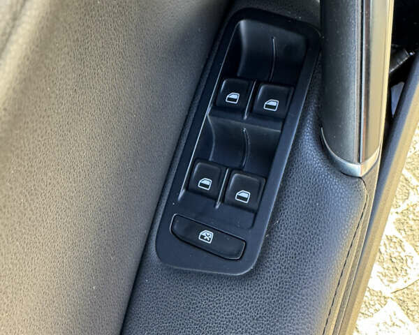 Синий Фольксваген e-Golf, объемом двигателя 0 л и пробегом 93 тыс. км за 9999 $, фото 10 на Automoto.ua