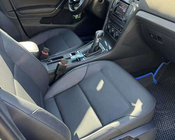 Синий Фольксваген e-Golf, объемом двигателя 0 л и пробегом 93 тыс. км за 9999 $, фото 18 на Automoto.ua