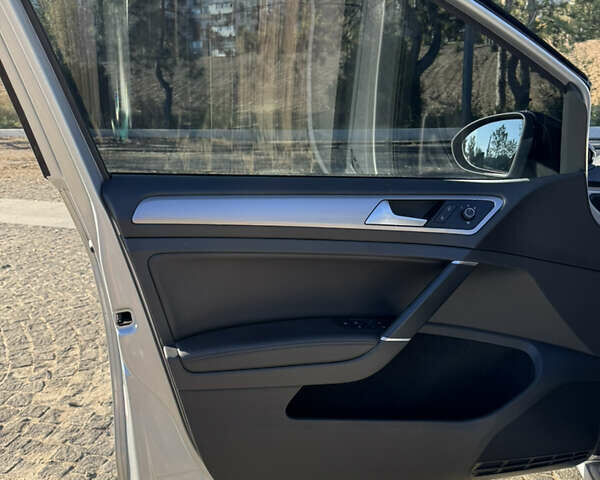 Синий Фольксваген e-Golf, объемом двигателя 0 л и пробегом 93 тыс. км за 9999 $, фото 12 на Automoto.ua