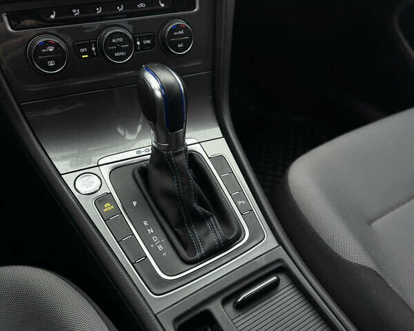 Синий Фольксваген e-Golf, объемом двигателя 0 л и пробегом 71 тыс. км за 8200 $, фото 43 на Automoto.ua