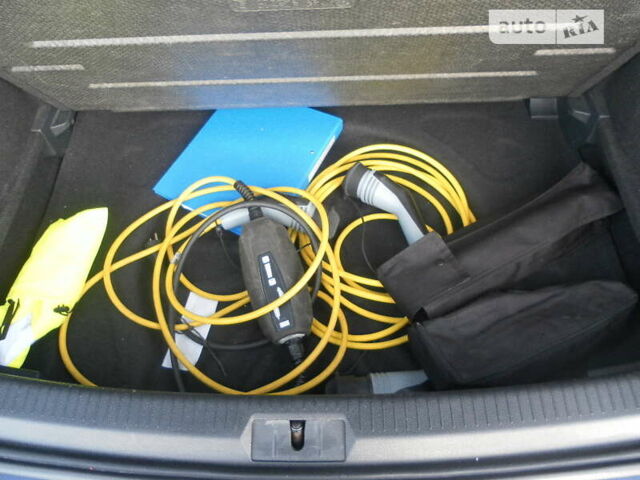 Синий Фольксваген e-Golf, объемом двигателя 0 л и пробегом 88 тыс. км за 9950 $, фото 24 на Automoto.ua