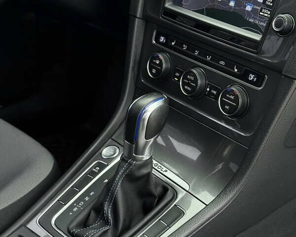 Синий Фольксваген e-Golf, объемом двигателя 0 л и пробегом 71 тыс. км за 8200 $, фото 53 на Automoto.ua
