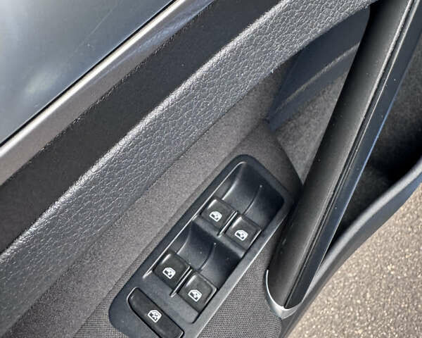 Синий Фольксваген e-Golf, объемом двигателя 0 л и пробегом 99 тыс. км за 9500 $, фото 29 на Automoto.ua