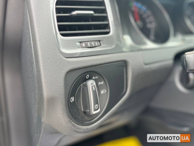 Синий Фольксваген e-Golf, объемом двигателя 24 л и пробегом 117 тыс. км за 9500 $, фото 8 на Automoto.ua