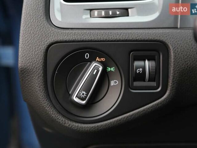 Синий Фольксваген e-Golf, объемом двигателя 0 л и пробегом 96 тыс. км за 9900 $, фото 26 на Automoto.ua