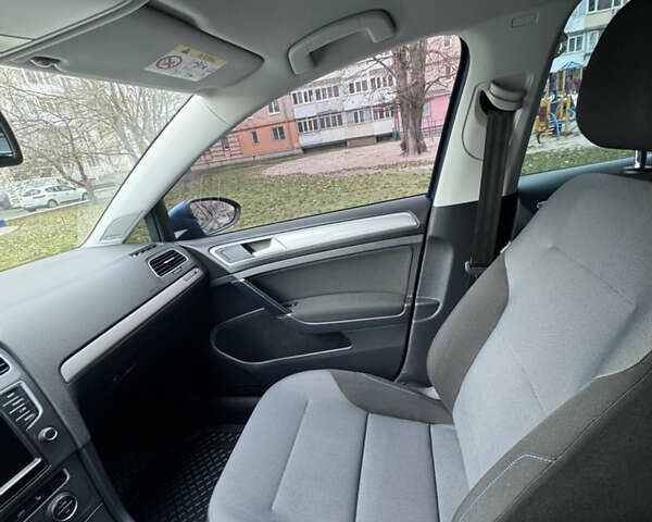 Синий Фольксваген e-Golf, объемом двигателя 0 л и пробегом 99 тыс. км за 9500 $, фото 32 на Automoto.ua