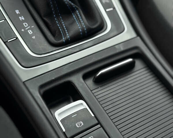 Синий Фольксваген e-Golf, объемом двигателя 0 л и пробегом 71 тыс. км за 8200 $, фото 42 на Automoto.ua