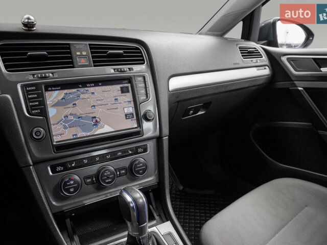 Синий Фольксваген e-Golf, объемом двигателя 0 л и пробегом 93 тыс. км за 6700 $, фото 12 на Automoto.ua