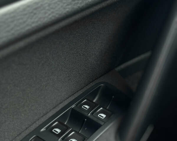 Синий Фольксваген e-Golf, объемом двигателя 0 л и пробегом 71 тыс. км за 8200 $, фото 35 на Automoto.ua