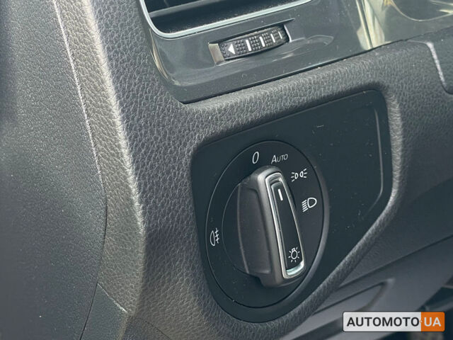 Синий Фольксваген e-Golf, объемом двигателя 24 л и пробегом 124 тыс. км за 9500 $, фото 11 на Automoto.ua