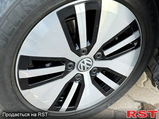 Синий Фольксваген e-Golf, объемом двигателя 85 л и пробегом 138 тыс. км за 9500 $, фото 3 на Automoto.ua