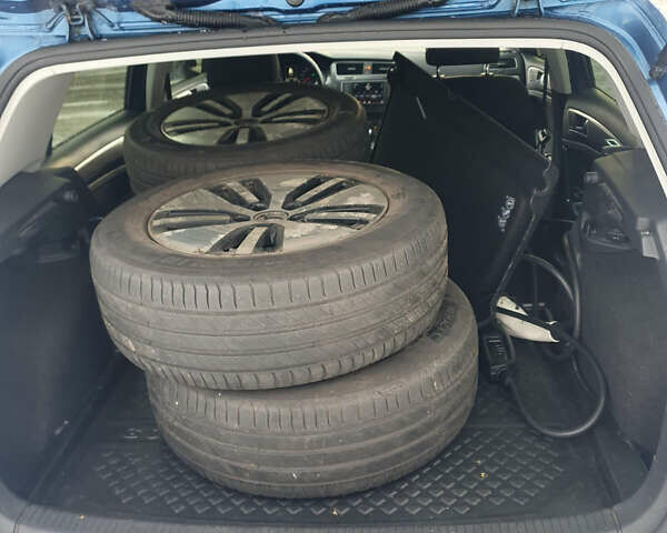 Синій Фольксваген e-Golf, об'ємом двигуна 0 л та пробігом 107 тис. км за 7200 $, фото 12 на Automoto.ua