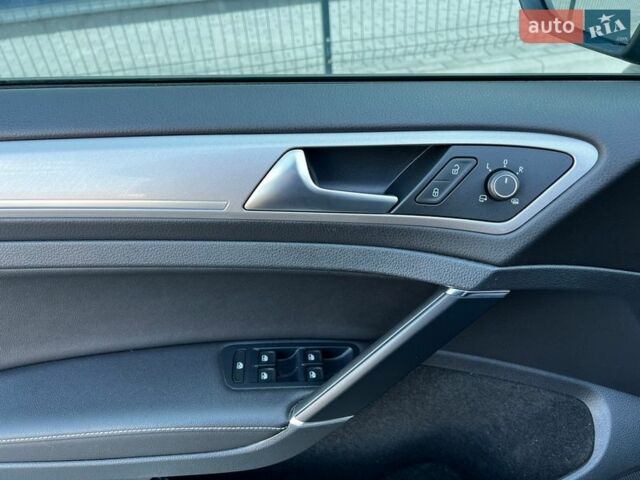 Синий Фольксваген e-Golf, объемом двигателя 0 л и пробегом 87 тыс. км за 8799 $, фото 47 на Automoto.ua