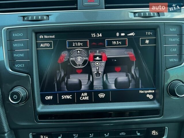 Синий Фольксваген e-Golf, объемом двигателя 0 л и пробегом 87 тыс. км за 8799 $, фото 84 на Automoto.ua