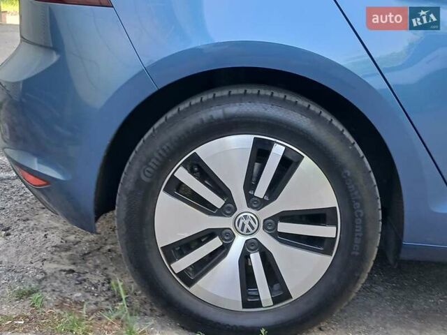 Синий Фольксваген e-Golf, объемом двигателя 0 л и пробегом 104 тыс. км за 10299 $, фото 31 на Automoto.ua
