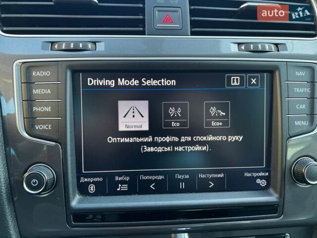 Синий Фольксваген e-Golf, объемом двигателя 0 л и пробегом 87 тыс. км за 8799 $, фото 95 на Automoto.ua