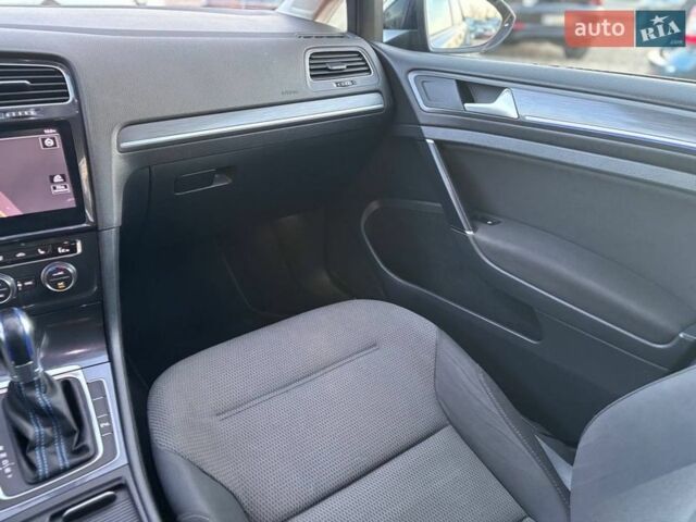 Синий Фольксваген e-Golf, объемом двигателя 0 л и пробегом 91 тыс. км за 12799 $, фото 25 на Automoto.ua